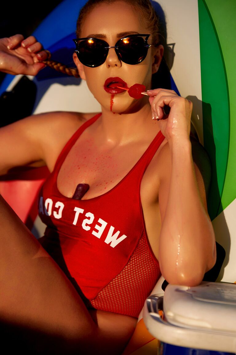 21P La nena sudorosa Holly se burla con sus muslos sexys mientras chupa una paleta jugosa