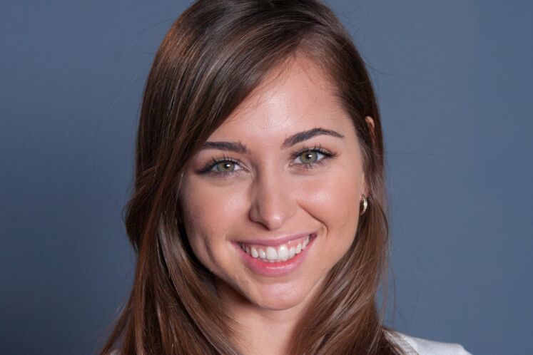 14P La chica blanca Riley Reid es encerrada en una jaula antes de tener sexo pervertido