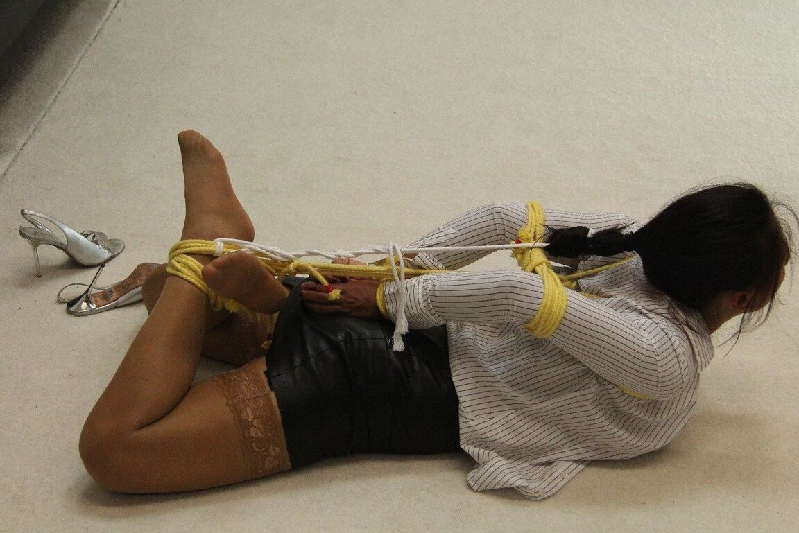 16P Hogtie en cuir pour filles attachées sexy