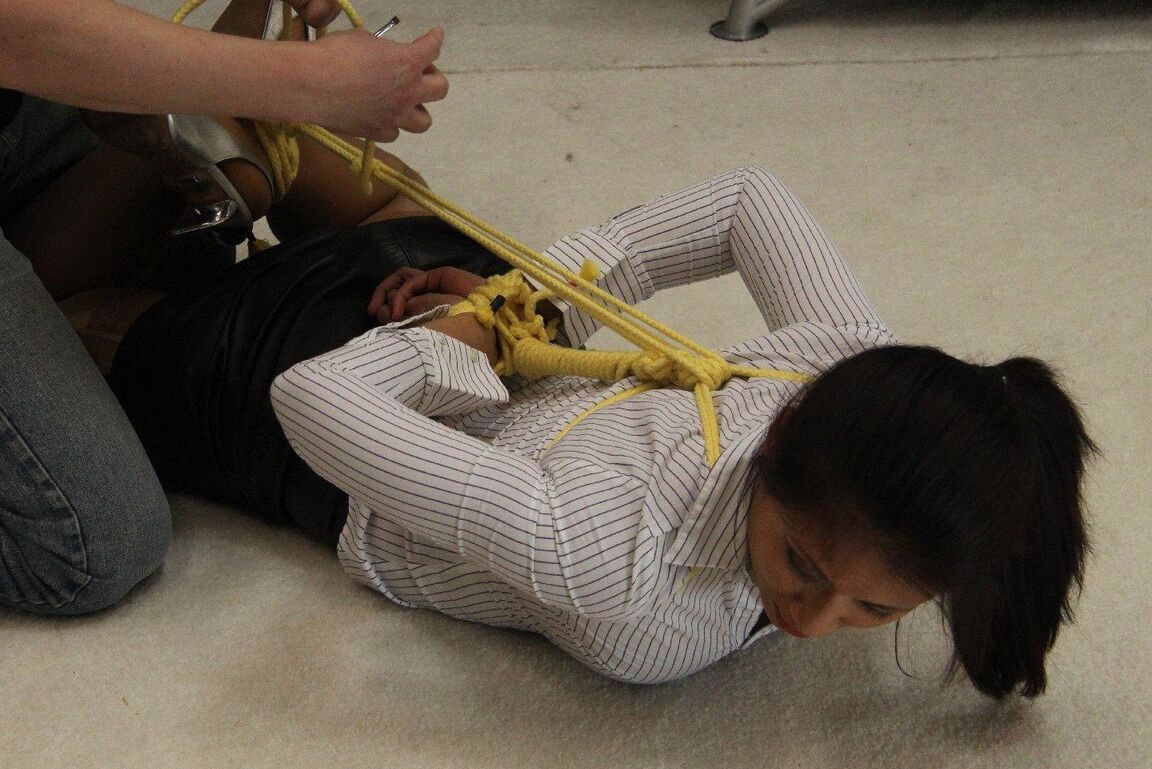 16P Hogtie en cuir pour filles attachées sexy