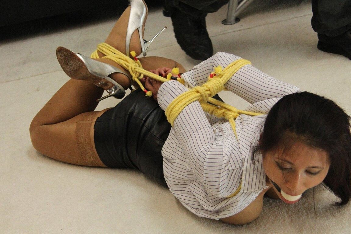 16P Hogtie en cuir pour filles attachées sexy