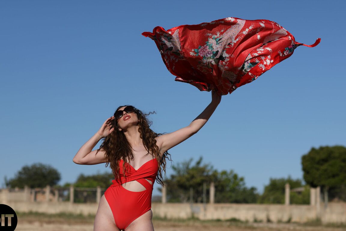 21P A gata de cabelos cacheados Valis Volkova tira o biquíni vermelho e posa ao ar livre
