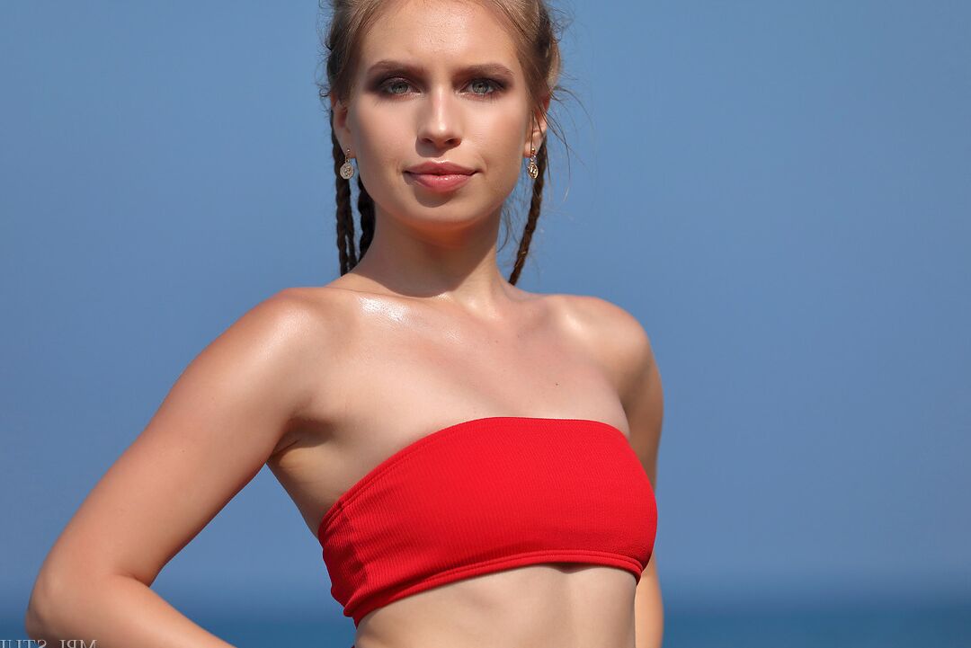 12P Garota Solo tira sua modelo de maiô totalmente nua no oceano