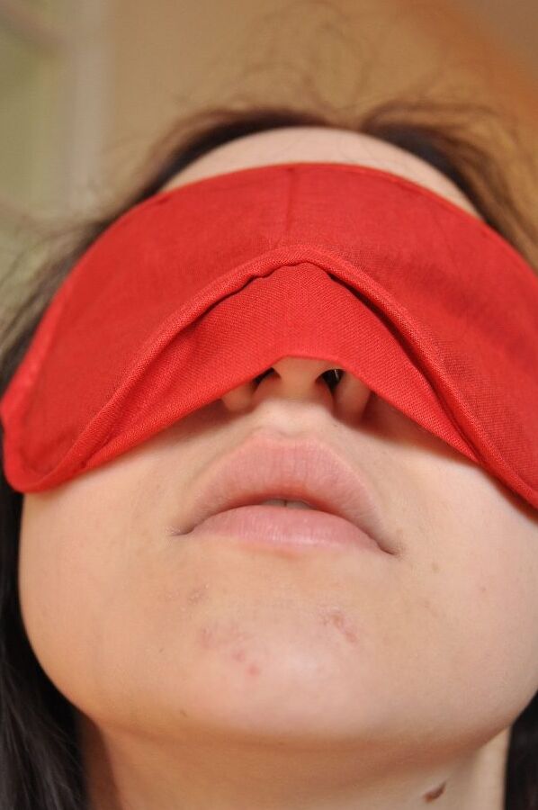 12P Vírgenes Atadas Adolescente puta con los ojos vendados y atada