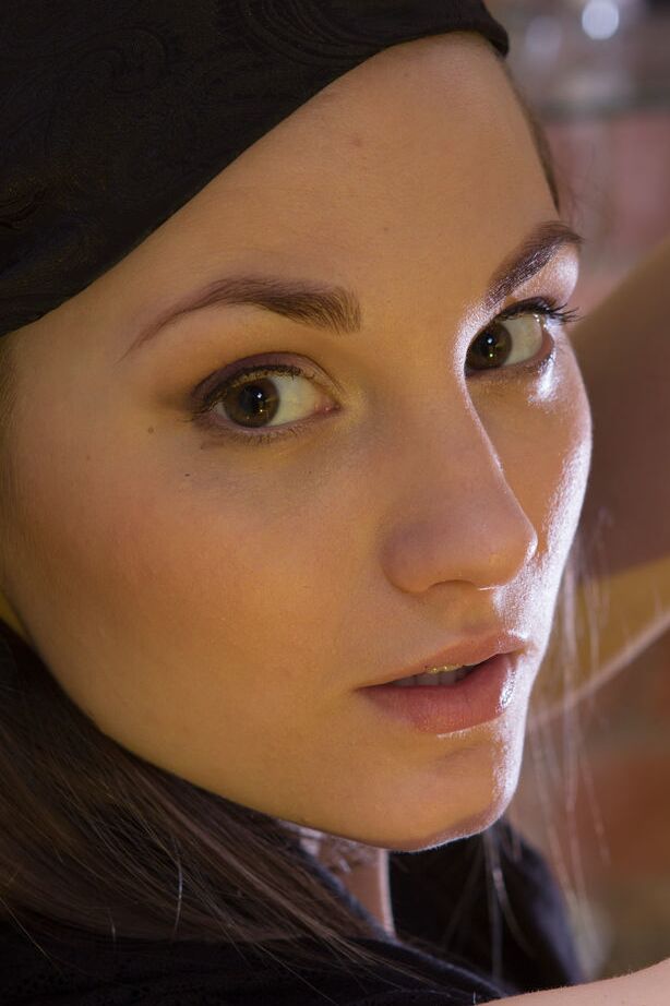 16P Une femme retenue et aux yeux bandés est libérée pour pouvoir se masturber la chatte