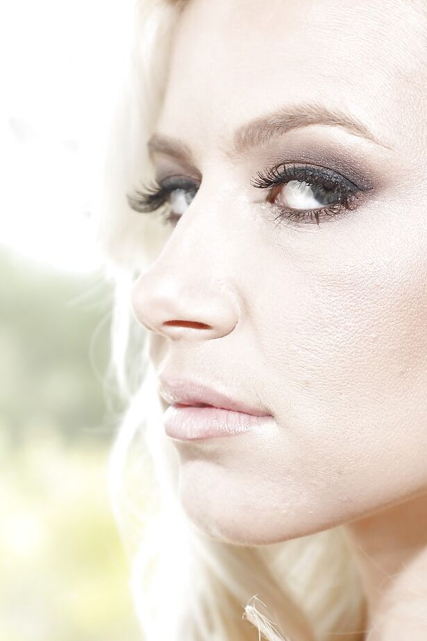 16P La tentadora rubia Anikka Albrite muestra sus tetas y le vendan los ojos