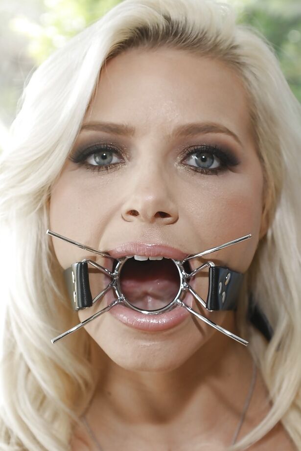 16P La tentadora rubia Anikka Albrite muestra sus tetas y le vendan los ojos