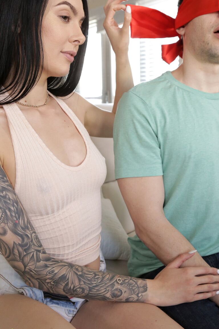 18P La jugadora sexual con los ojos vendados Marley Brinx jugó