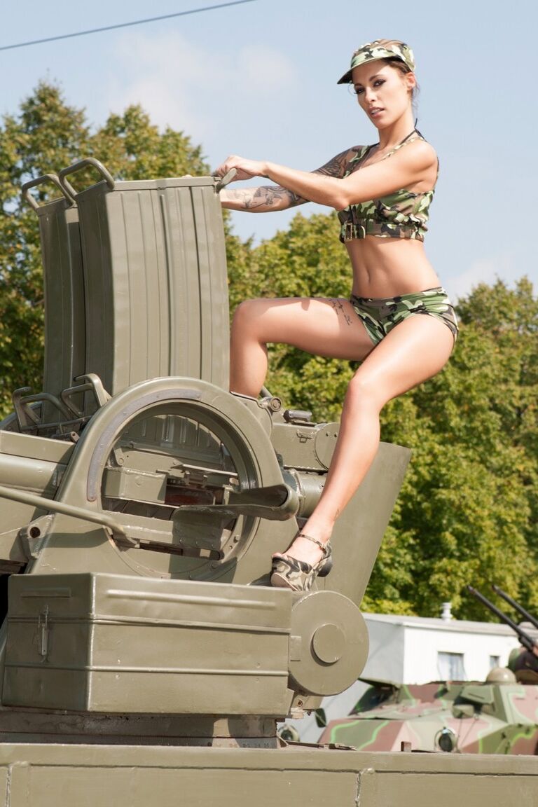 21P 戦車で屋外 FMM 3some を楽しむ変態軍人女性ニキータ ベルッチ