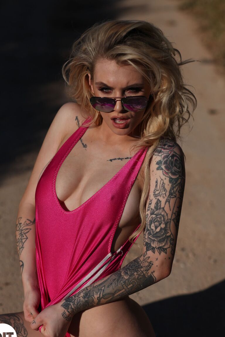 21P Model mit Tätowierungen Saskia Valentine zieht ihren Body aus und posiert im Freien