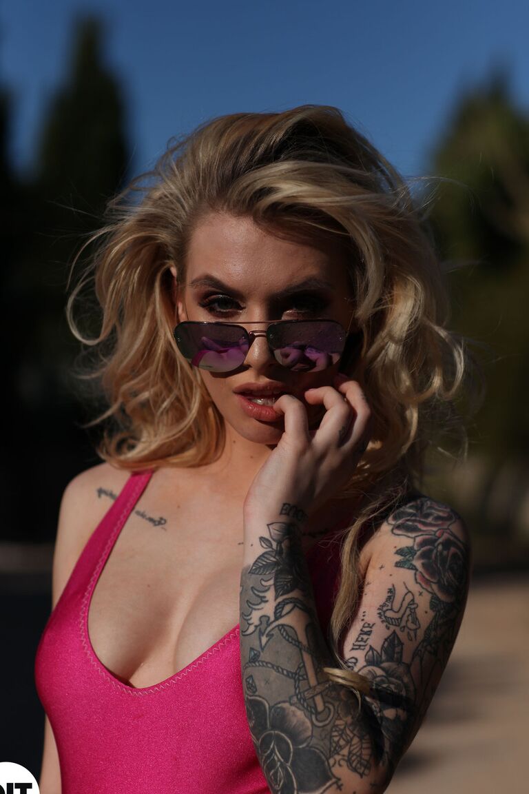 21P Model mit Tätowierungen Saskia Valentine zieht ihren Body aus und posiert im Freien