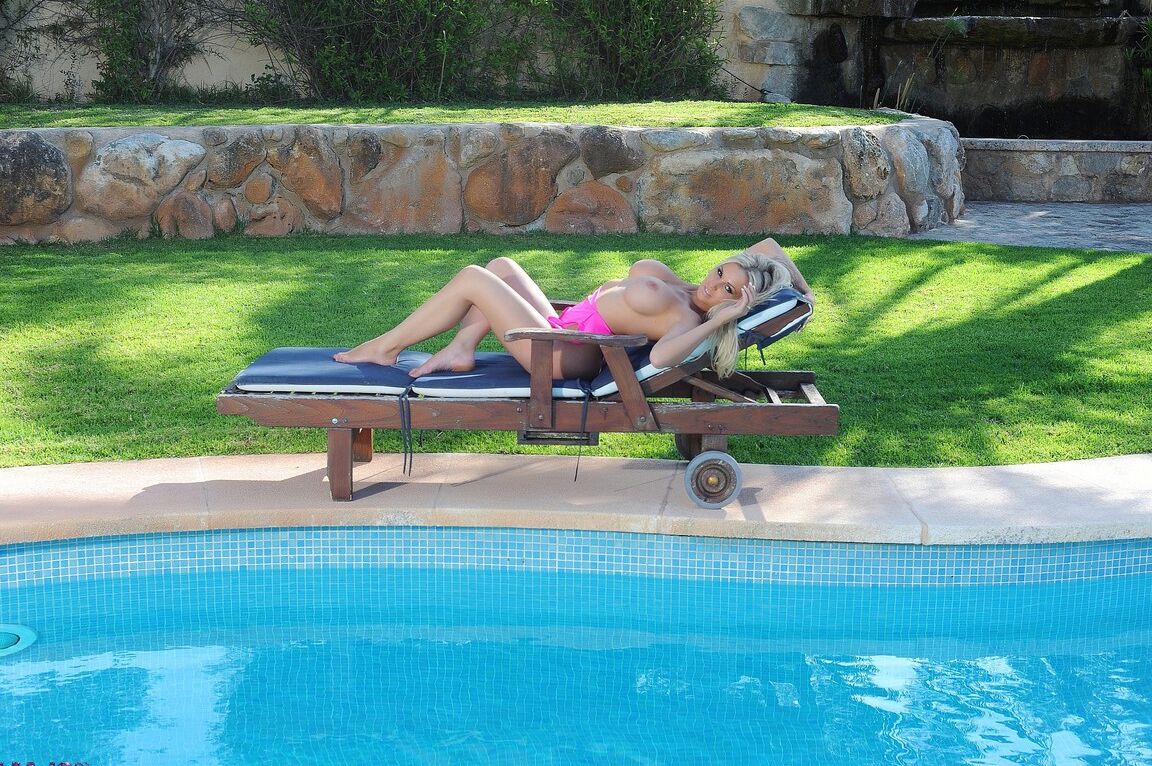 21P Loira MILF Cara Brett provoca com seus grandes peitos falsos à beira da piscina