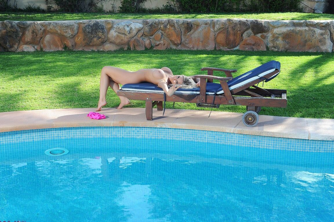 21P Loira MILF Cara Brett provoca com seus grandes peitos falsos à beira da piscina
