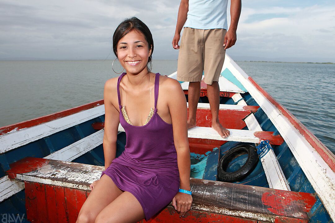 La latina 16P Ruth Medina se quita el vestido y el bikini para posar desnuda en un barco