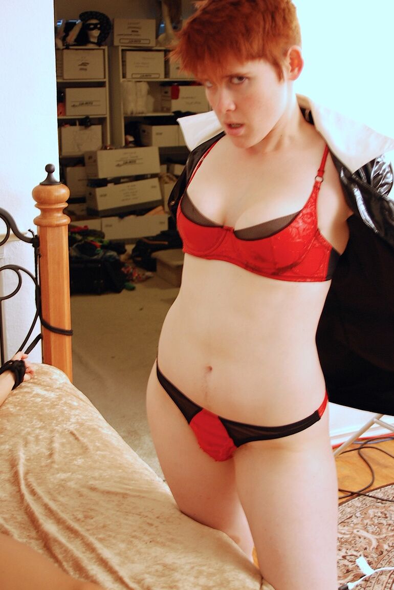 21P ショートヘアのレズビアン リリーが巨乳熟女アリエラ フェレーラの大きなクリトリスをいじる