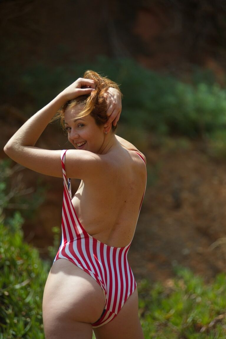 12P Elen Moore, une adolescente solo, perd ses petits seins en maillot de bain dans un champ