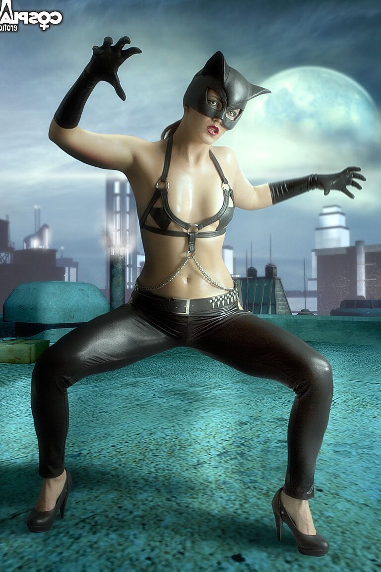 12P Cosplay Erotica Gogo dans Foggy Rooftop cosplay nu