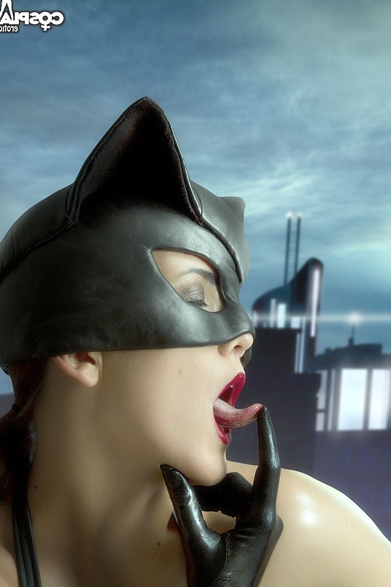 12P Cosplay Erotica Gogo dans Foggy Rooftop cosplay nu