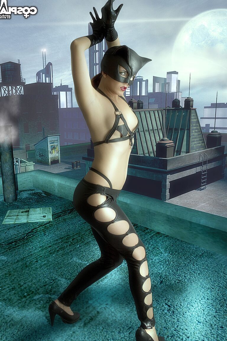 12P Cosplay Erotica Gogo dans Foggy Rooftop cosplay nu