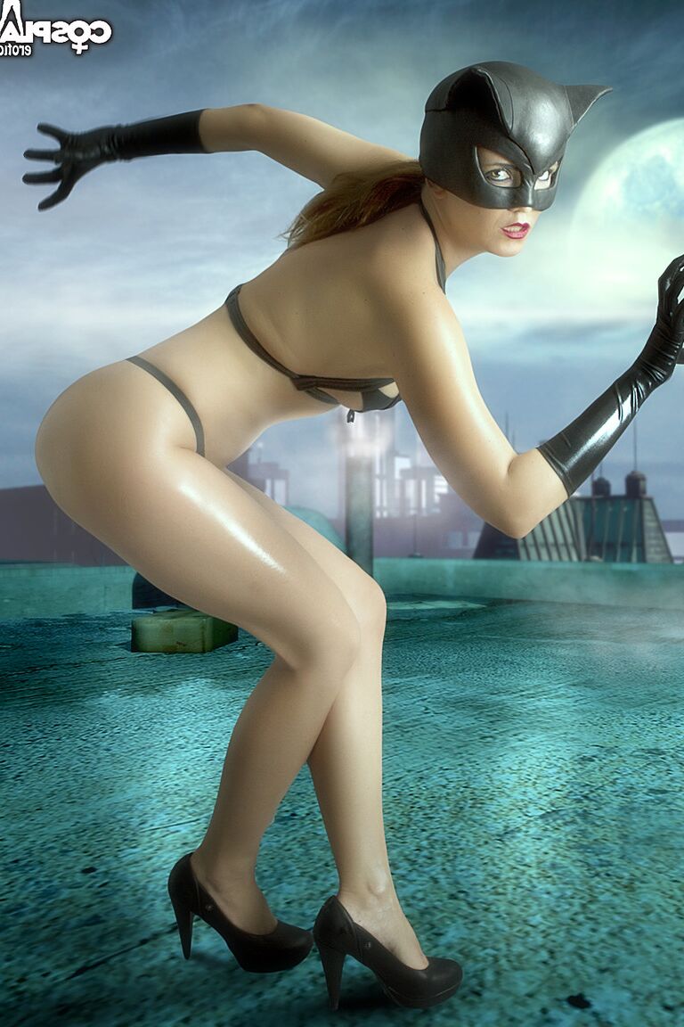 12P Cosplay Erotica Gogo dans Foggy Rooftop cosplay nu