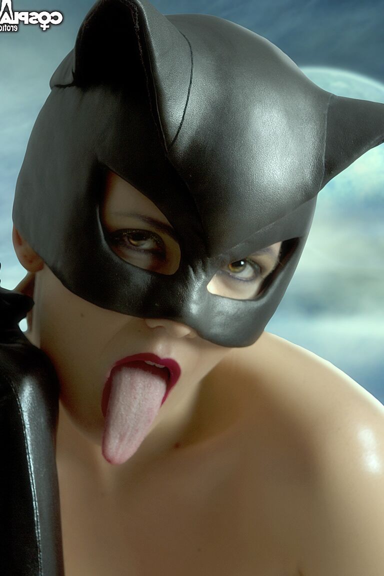 12P Cosplay Erotica Gogo dans Foggy Rooftop cosplay nu