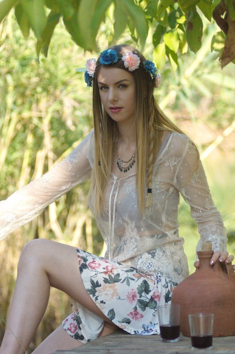 12P Dulce chica solitaria se quita el vestido de verano con una corona de flores