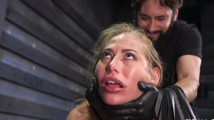 15P Carter Cruise et Tommy Pistol, c'est du sexe hardcore, du bondage, des gags et de la discipline.