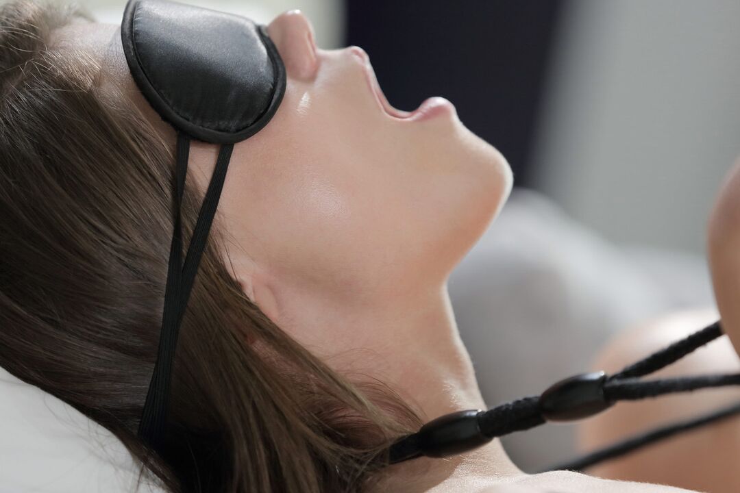 16P Caprice is blindfolded and restrained during anal games by her man