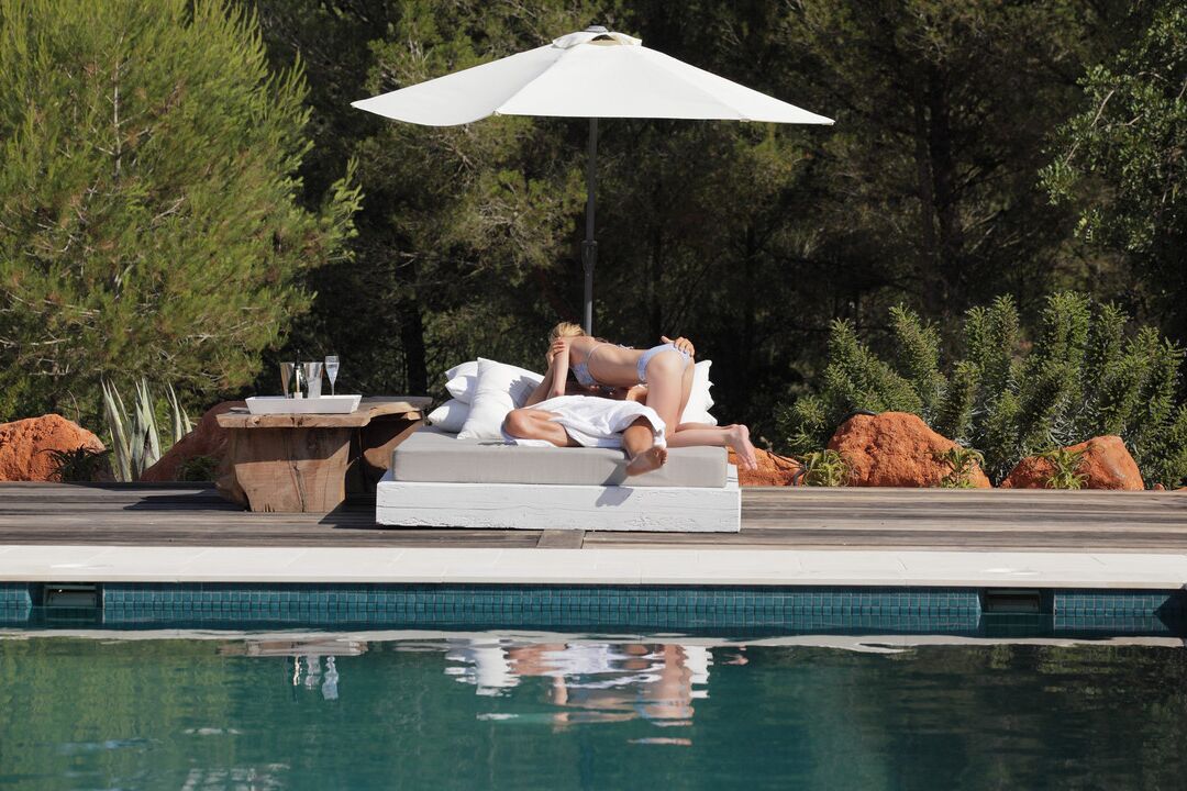 16P La jeune blonde Stacy séduit un homme endormi avant une baise au bord de la piscine