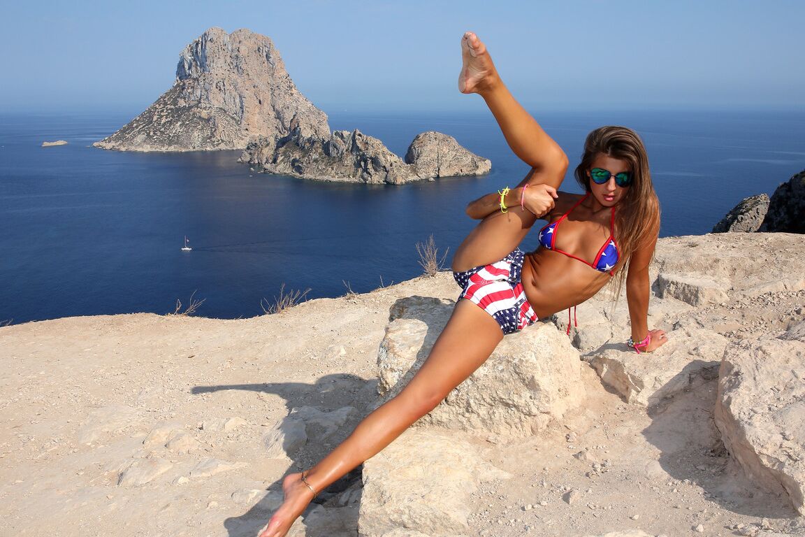 21P Model Maria losing her tiny bikini at the seaside & spreading her long legs