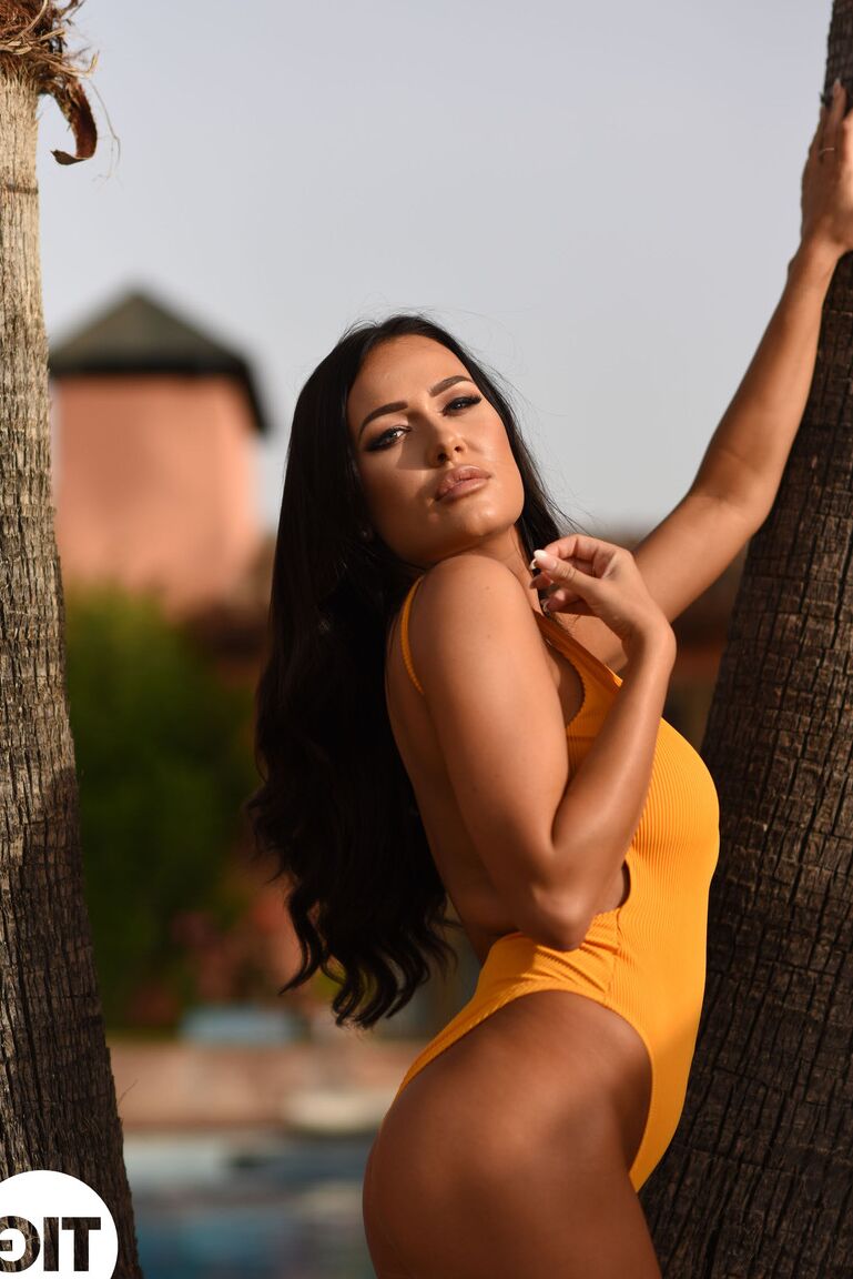 Das 21P britische Babe in einem sexy Body Jodie James entblößt ihre großen Titten im Freien