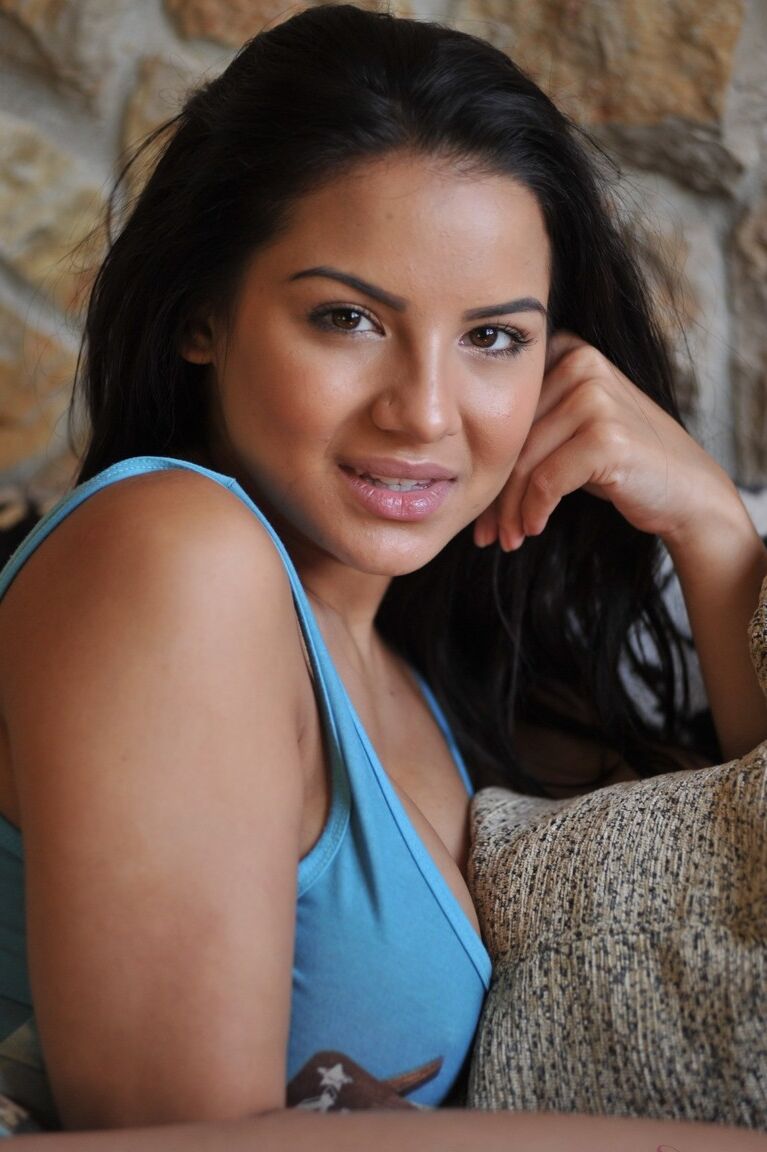La modelo 12P Glamour Lacey Banghard suelta sus firmes pechos en un sofá