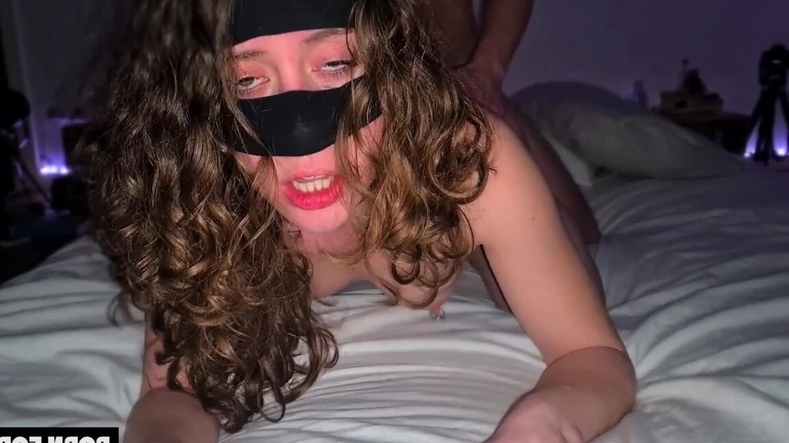 12P Garota amadora com cabelos ondulados recebe uma injeção de dinheiro depois de sexo com um grande galo
