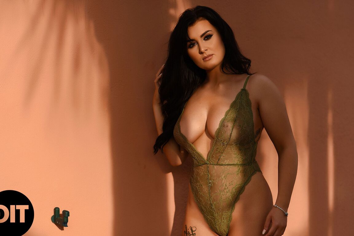 16P Modelo morena grossa libera seus lindos melões em lingerie sensual