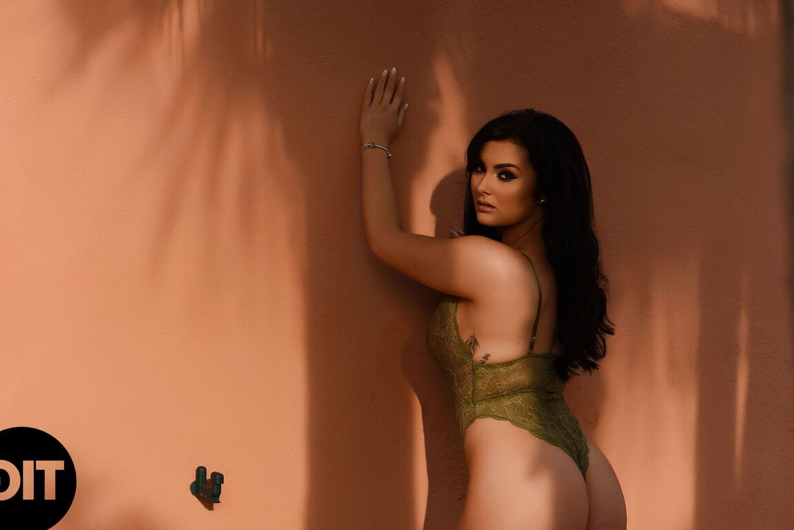 16P Modelo morena grossa libera seus lindos melões em lingerie sensual
