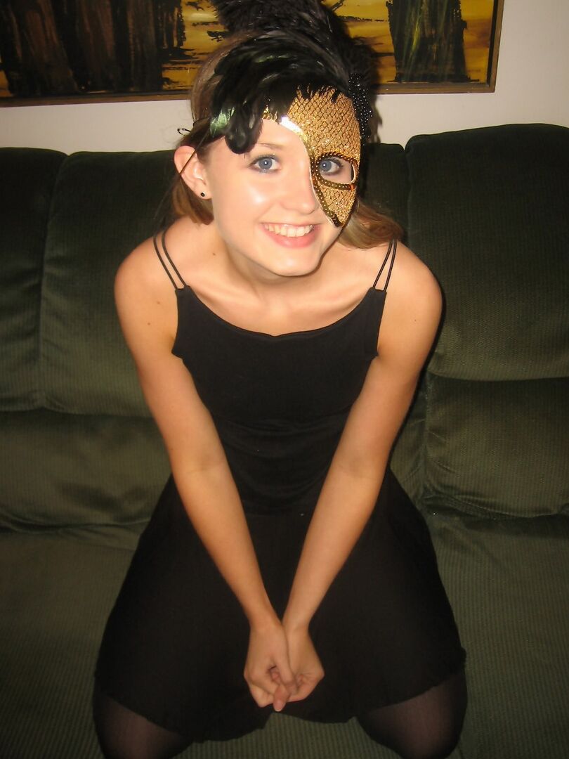 12P Der geile Teenager Shelby zieht ihr schwarzes Kleid aus und fängt an, sie nass zu reiben
