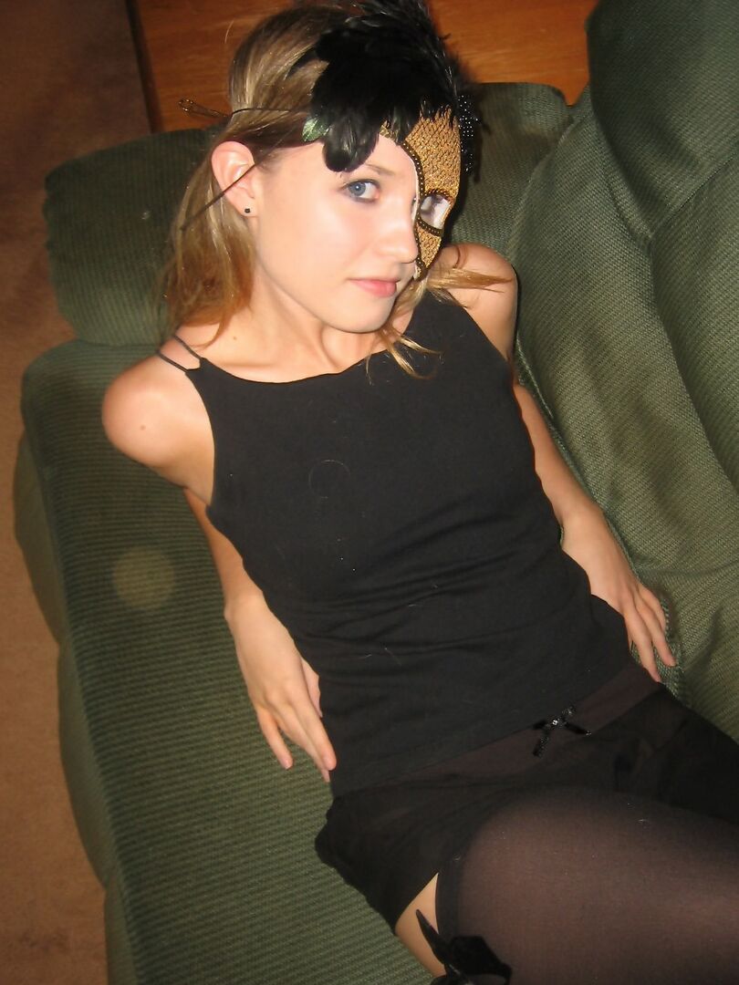 12P Der geile Teenager Shelby zieht ihr schwarzes Kleid aus und fängt an, sie nass zu reiben