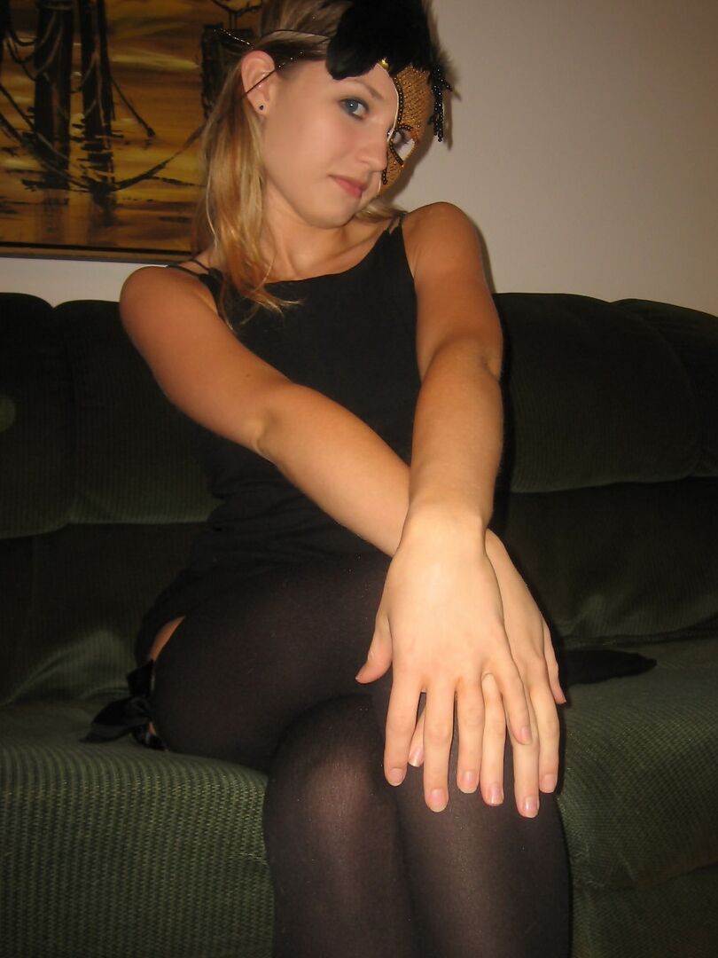 12P Der geile Teenager Shelby zieht ihr schwarzes Kleid aus und fängt an, sie nass zu reiben