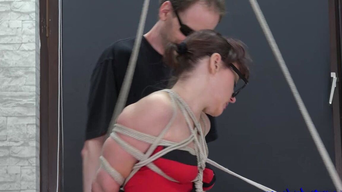 16P Sexy Tied Girls Fille seins nus fixée au plafond