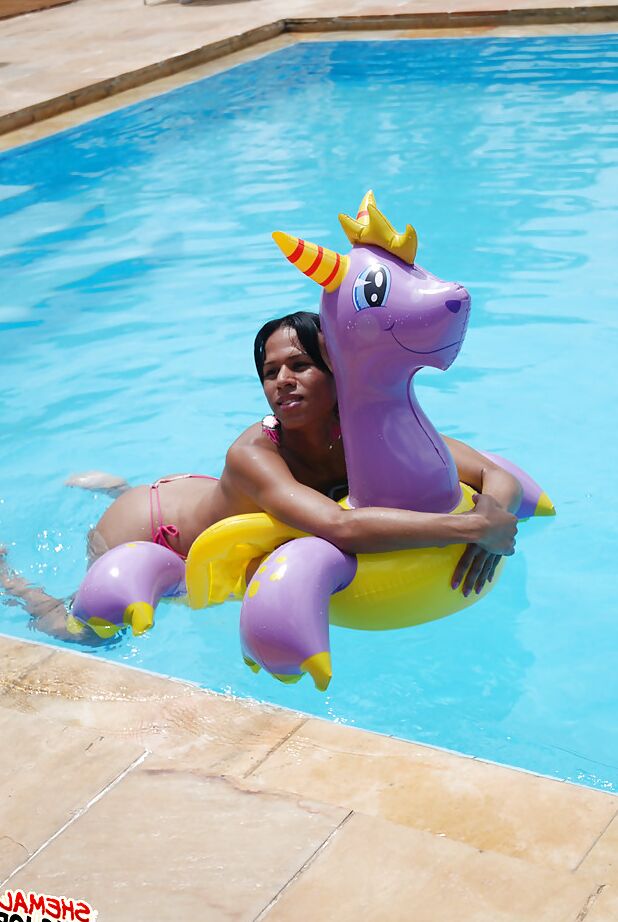 16P Travesti brasileira peituda Lohane Silva se masturbando na piscina