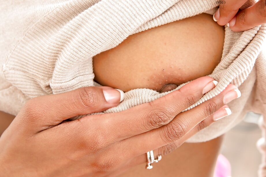 16P Luna, une chaude amateur d'ébène, montre ses longues jambes et s'écarte.