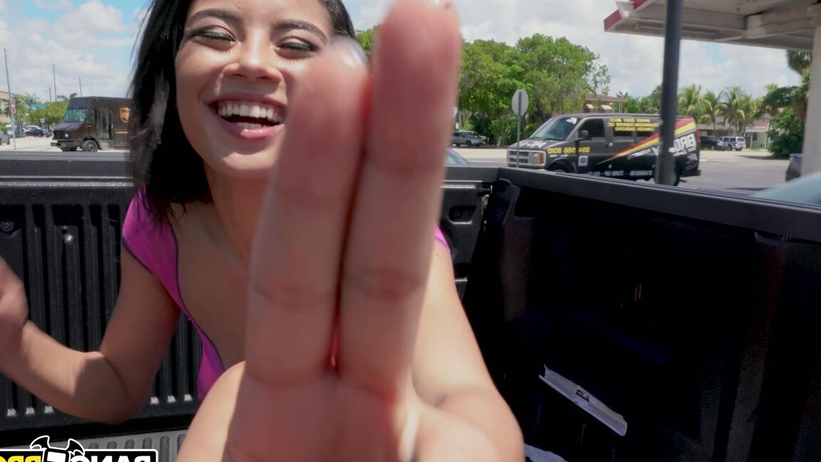 21P La charmante Latina Maya Bijou a des relations sexuelles en public avec un inconnu noir