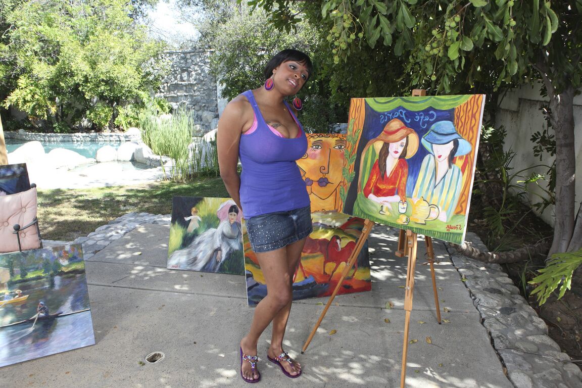 20P La MILF de ébano Carmen Hayes seduciendo a una joven artista con sus gigantescas tetas naturales