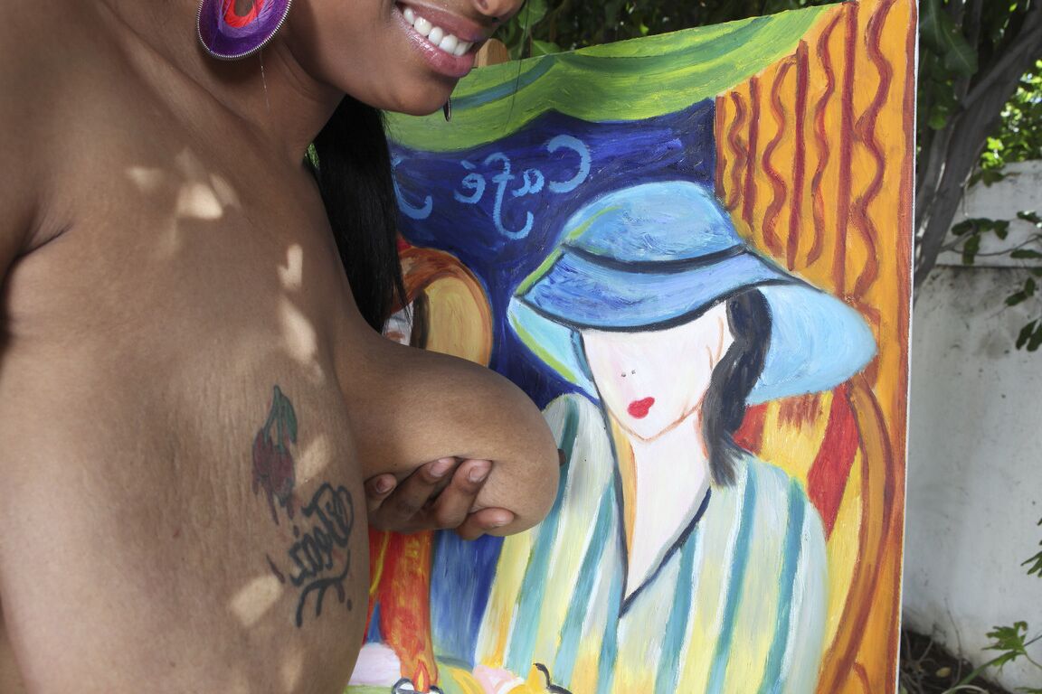 20P La MILF de ébano Carmen Hayes seduciendo a una joven artista con sus gigantescas tetas naturales