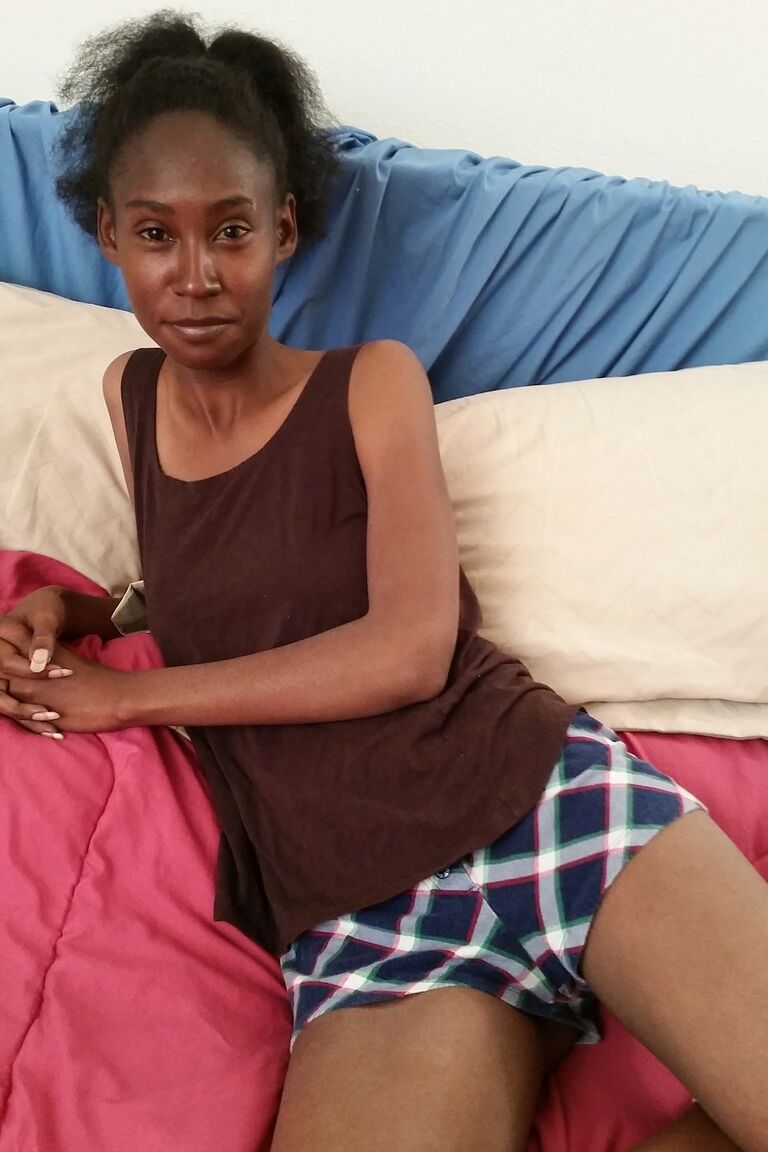 18P La delgada chica negra Chiyoki juega con su arbusto durante el estreno de modelaje desnuda