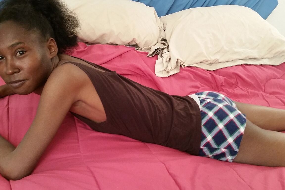 18P La delgada chica negra Chiyoki juega con su arbusto durante el estreno de modelaje desnuda