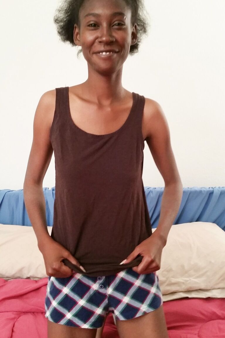 18P La delgada chica negra Chiyoki juega con su arbusto durante el estreno de modelaje desnuda