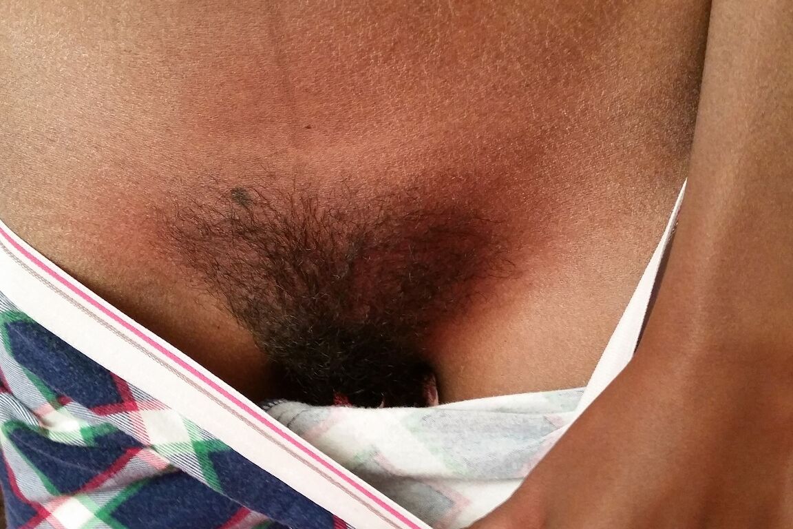 18P La delgada chica negra Chiyoki juega con su arbusto durante el estreno de modelaje desnuda