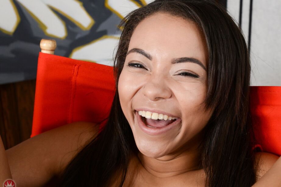 Das 16P Amateur-Ebenholzbaby Adrian Maya spreizt beim erotischen Solo die Schenkel weit auseinander