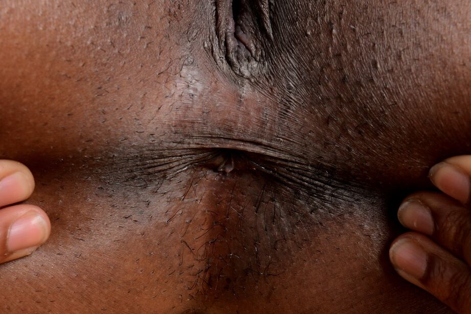 16P A garota negra Lala Camile mostra seu abraço bem aberto pela primeira vez